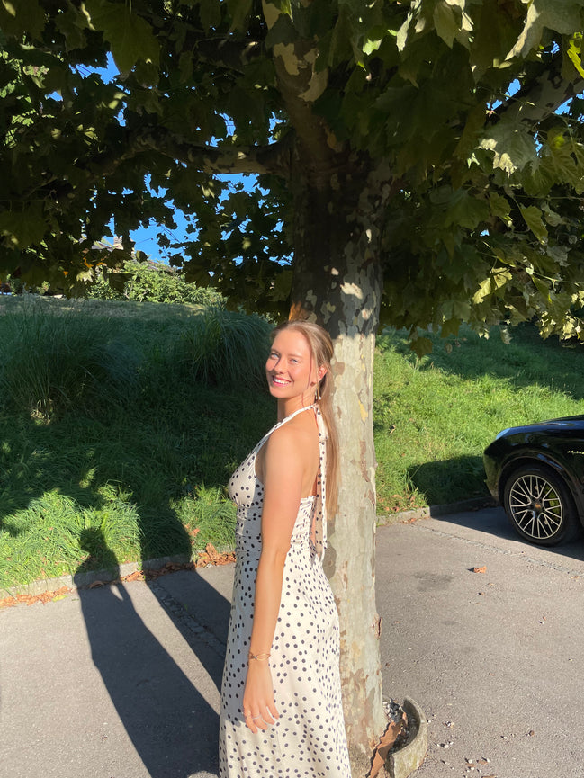 Robe midi Marguerite en satin à pois noirs et blancs, dos nu et bretelles.