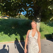 Robe midi Marguerite en satin à pois noirs et blancs, dos nu et bretelles.