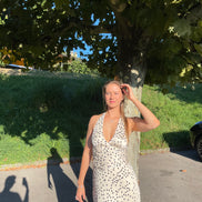 Robe midi Marguerite en satin à pois noirs et blancs, dos nu et bretelles.