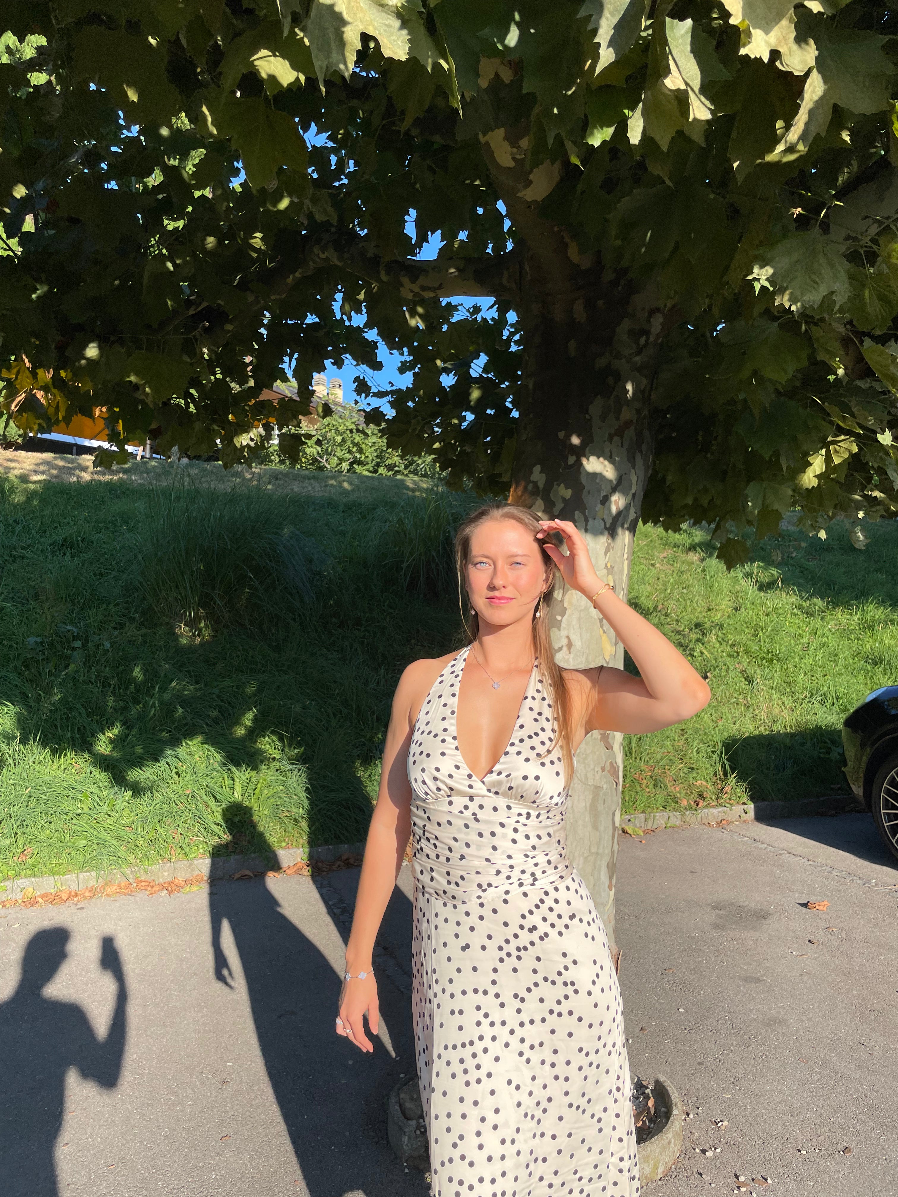 Robe midi Marguerite en satin à pois noirs et blancs, dos nu et bretelles.